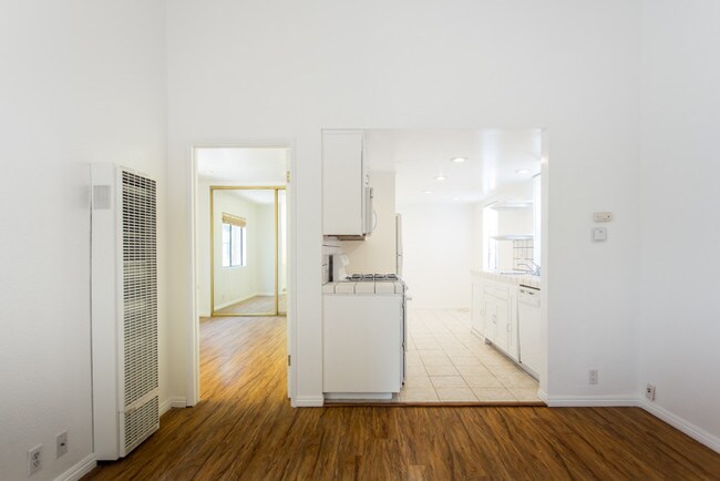 Building Photo - 539 Venice Way