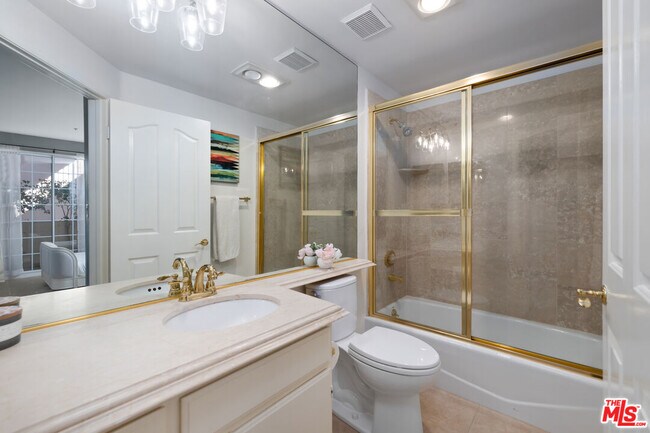 Building Photo - 930 N Doheny Dr