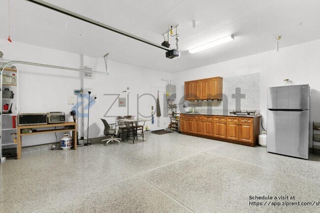 Building Photo - 202 Martos Ct