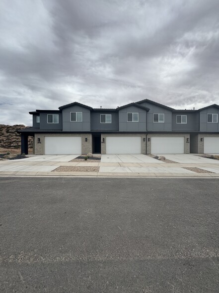 Building Photo - 3990 E Fossil Way