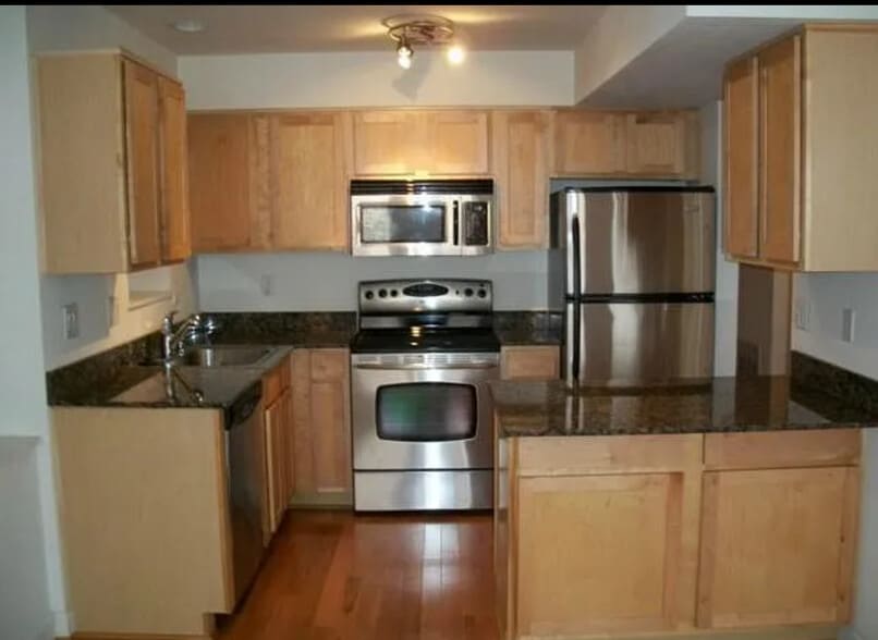 Kitchen with granite countertops and sit down peninsula - 5350 Pershing Ave