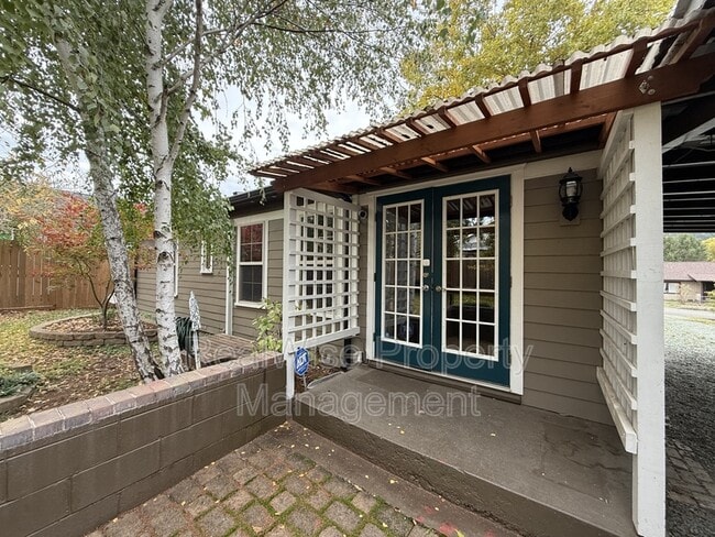 Building Photo - 501 NE Broadway St