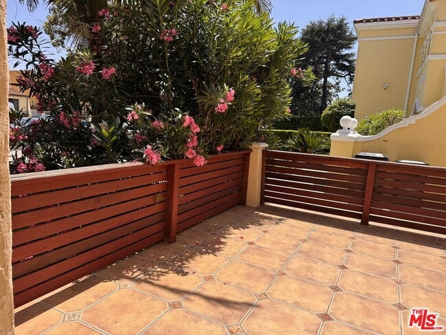 Building Photo - 1325 S Rimpau Blvd