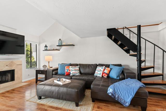 Building Photo - 520 Via De La Valle