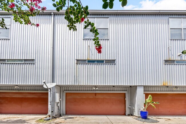 Building Photo - 913 Robin St