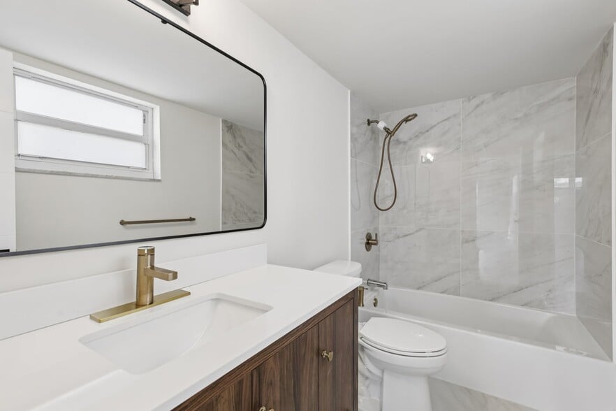 Building Photo - The Oaks Apartments