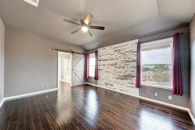 Building Photo - 903 Estate Dr