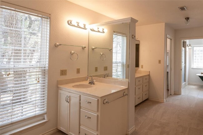 Building Photo - 105 Ridge Oak Dr