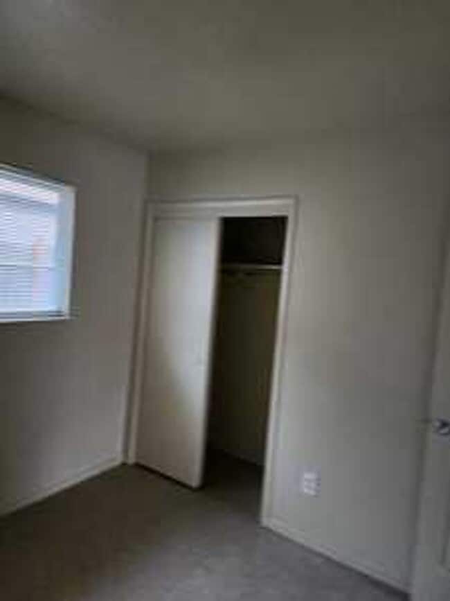 Building Photo - Leon Avenue - Nice Wood Cabinets
