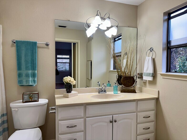 Building Photo - 9810 Lake Ridge Dr