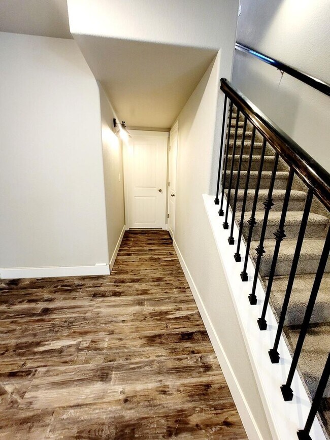 Building Photo - 7376 Peachleaf Dr