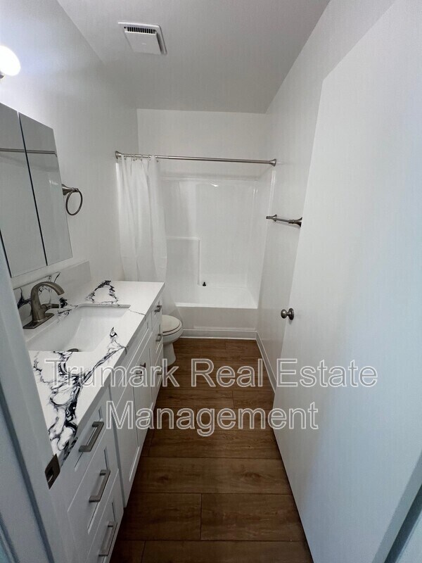 Building Photo - 2719 Montrose Ave