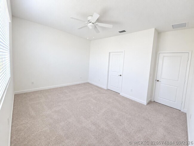 Building Photo - 321 SE Crossoak Ln