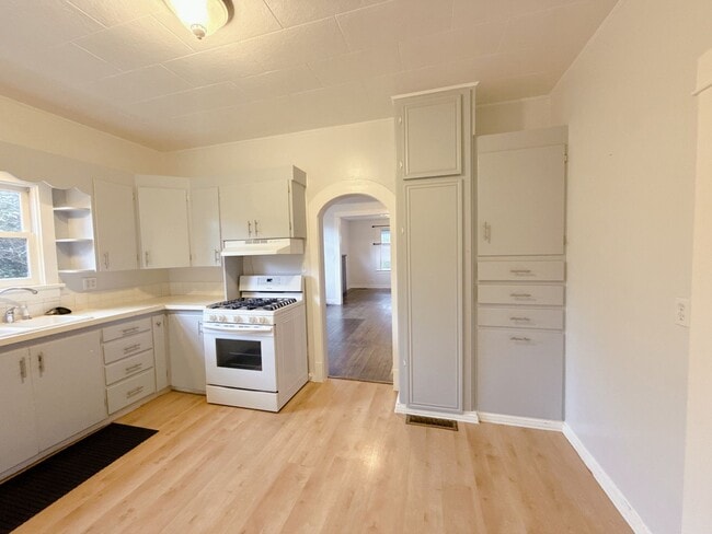 Building Photo - Available Now - 2bed, 1 bath house