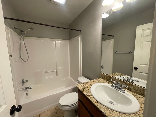 Building Photo - Riverbrooke Subdivision Beauty! Move in Ready!