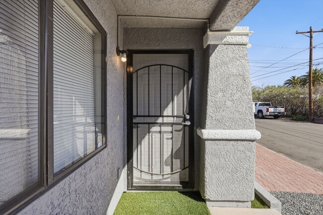 Building Photo - 811 E Caddie St