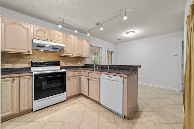 Building Photo - Spacious 3 Bedroom, 2 Bath with huge livin...