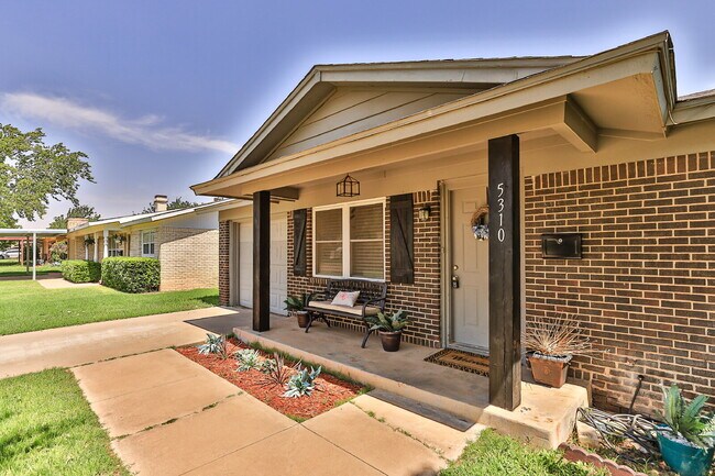 Primary Photo - Sharp 3 Bedroom in LISD