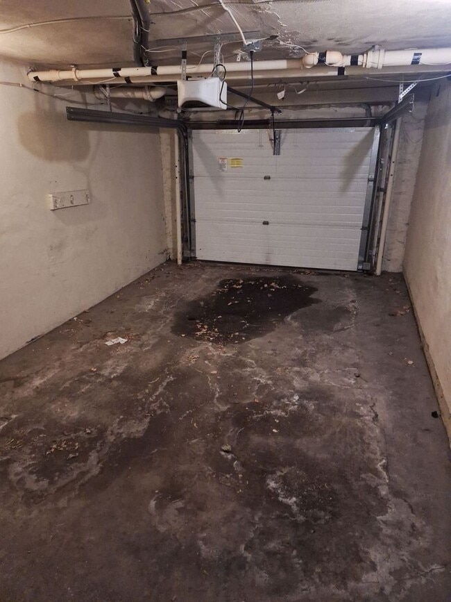 Building Photo - Large 3 Bedroom Open February!