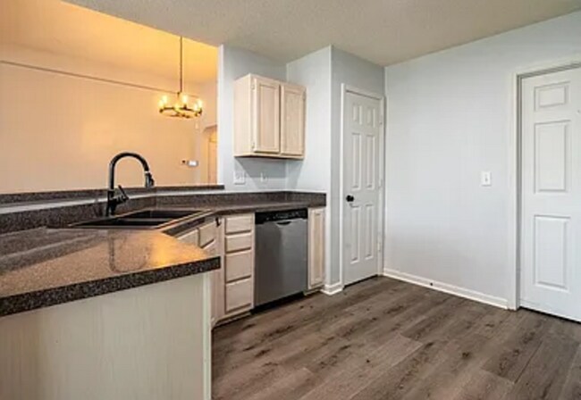 Building Photo - 112 Edgecliff Way