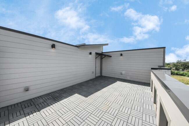 Building Photo - 1112 Amundsen St