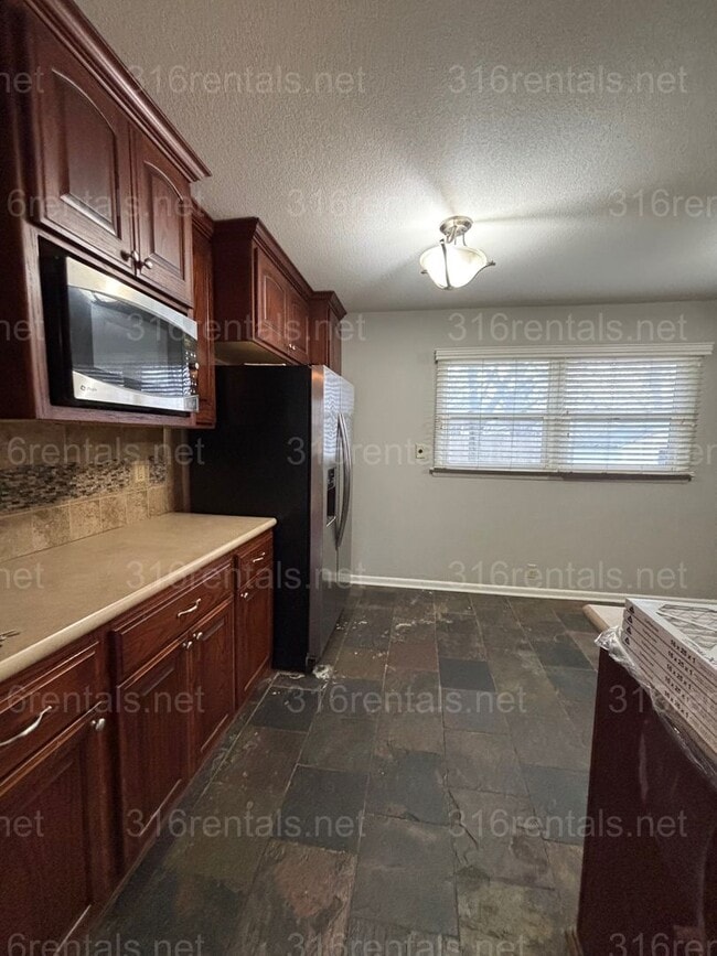 Building Photo - 3 bed 1 bath house for rent now!