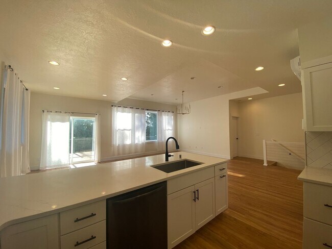 Building Photo - Mead School District-Upper unit Duplex 3 beds,2 bath Available June 10th