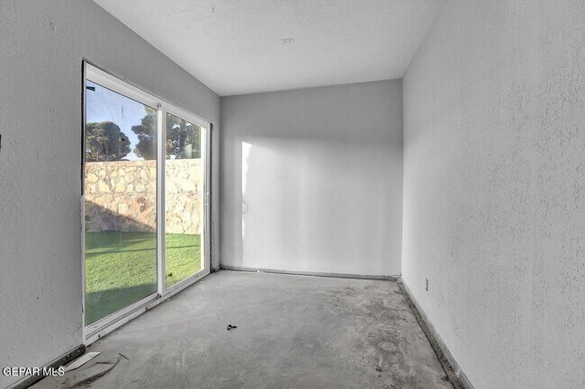 Building Photo - 3709 Roslyn Dr