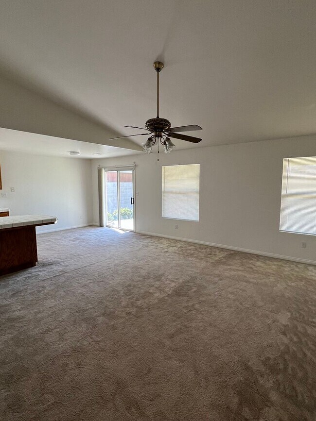 Building Photo - Cute North Bakersfield home!