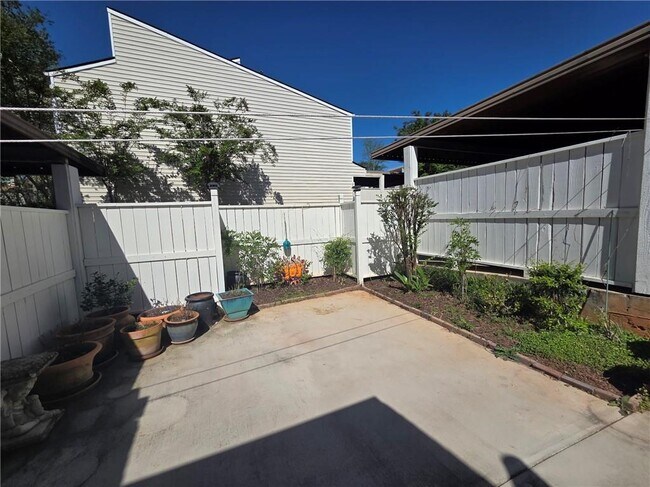 Building Photo - 603 Serramonte Dr