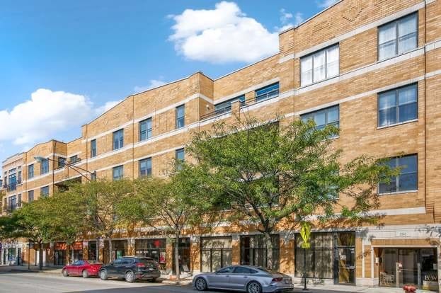 Front of Building - 2040 W Belmont Ave