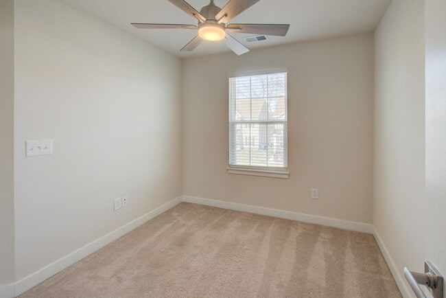 Building Photo - Like New End Unit Townhome, 3 Bed 2.5 Bath