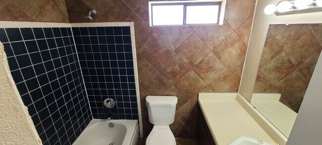 Building Photo - Stone Ave Pastime Rd - 2 Story Townhouse w...