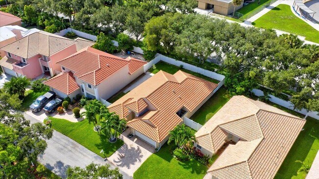 Building Photo - 10 Valencia Dr