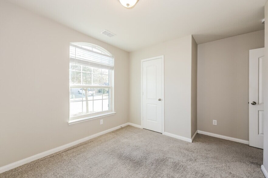 Building Photo - 157 Aaron St