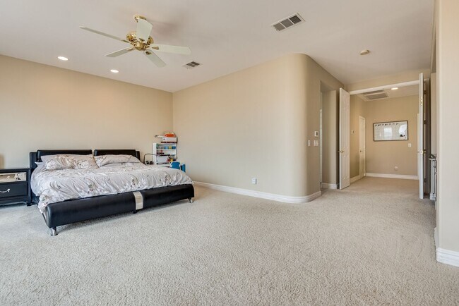 Building Photo - Luxurious, Entertainers Dream 4 Bedroom Home