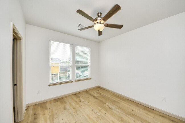 Building Photo - 2119 Esther Dr