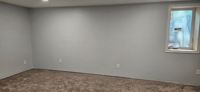 Building Photo - Large Rambler with 5 bedrooms, 2 baths wit...