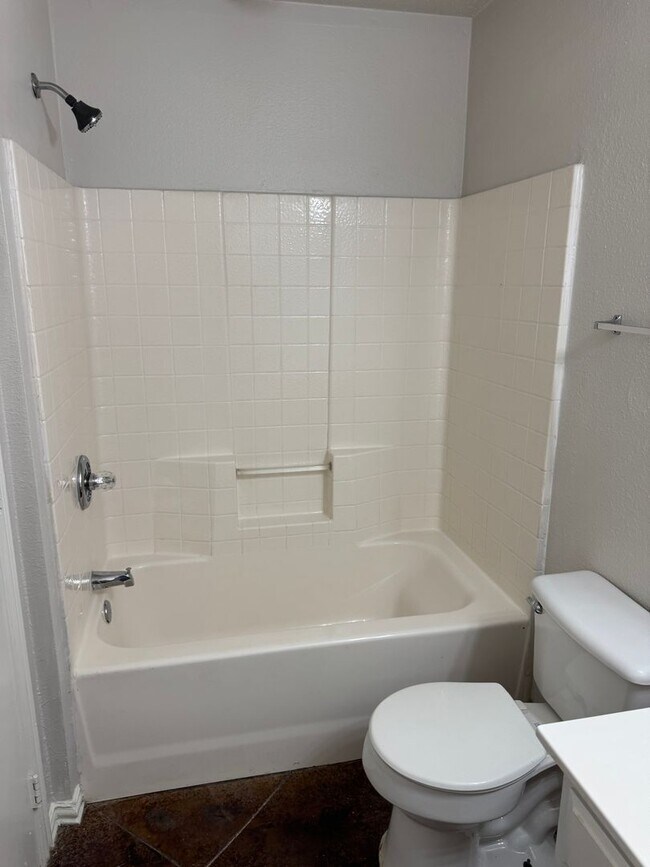 Building Photo - 523 Oakwood Ln
