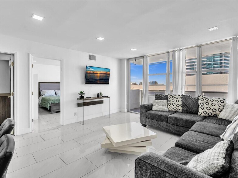 Building Photo - 3725 S Ocean Dr