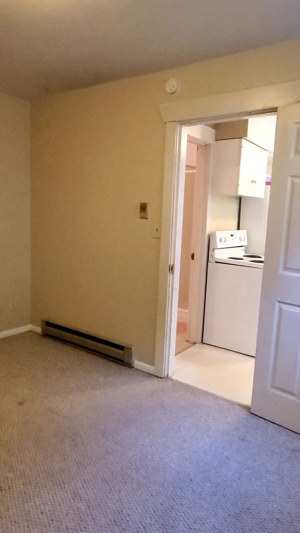 Building Photo - 2 & 4 Bedroom Apartments with Classic Charm & Bay View