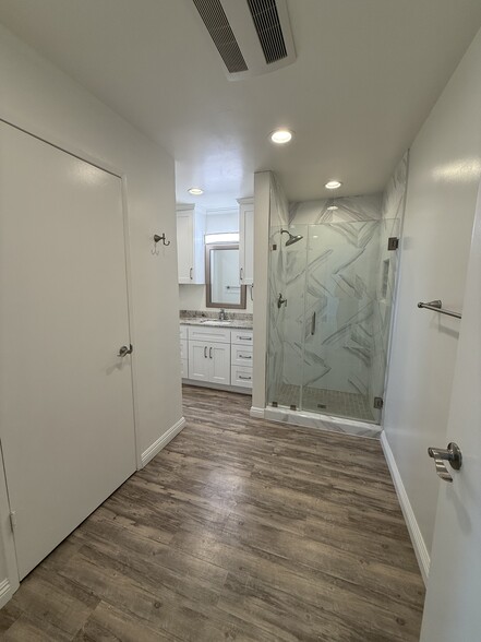 MBR shower - 718 N Guadalupe Ave