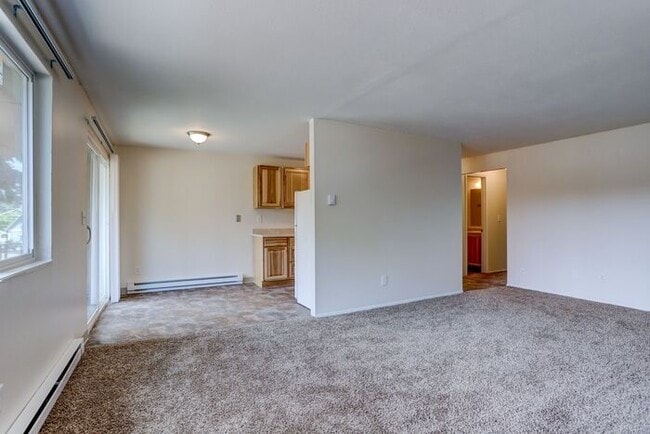 Building Photo - Remoduled 2x1 unit available Dec 1st!!