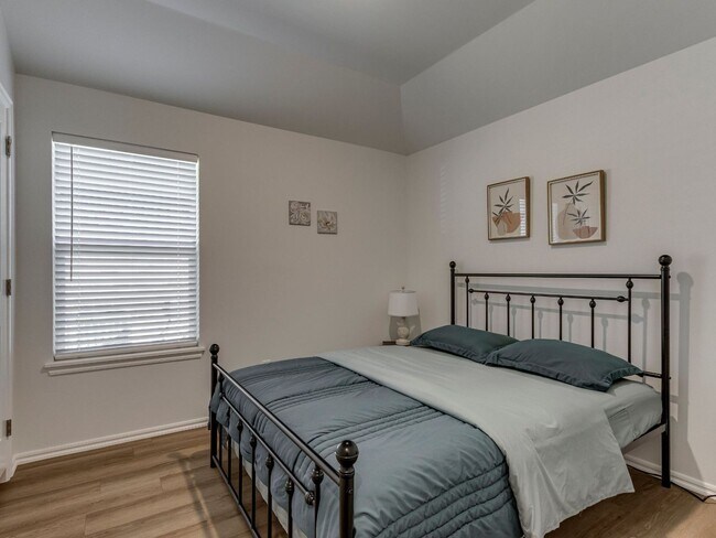 Building Photo - Cozy 3-Bed Retreat in Yukon - Fully Furnished & All Utilities Included