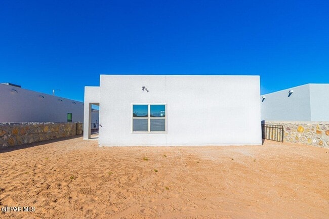 Building Photo - 500 E San Antonio Ave