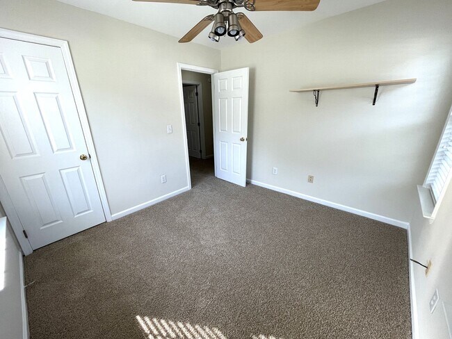 Building Photo - Beautiful, updated 3br 2.5 ba home with garage, fenced-yard in Home Valley Farms Now Available!
