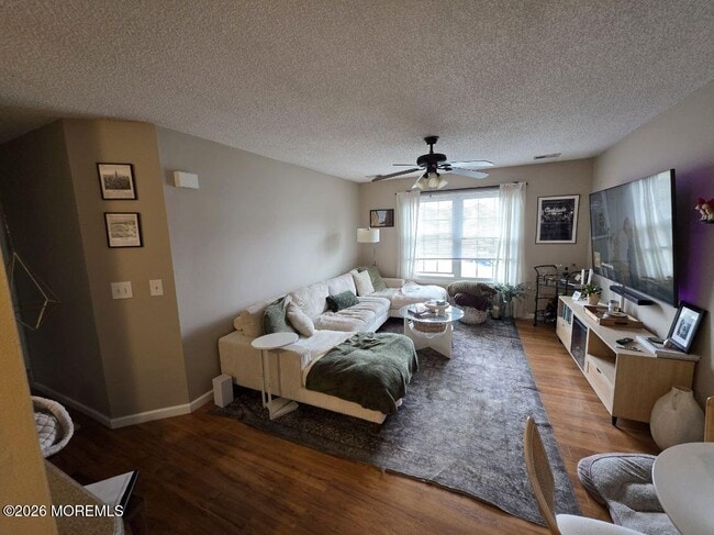 Building Photo - 104 Des Moines Ct