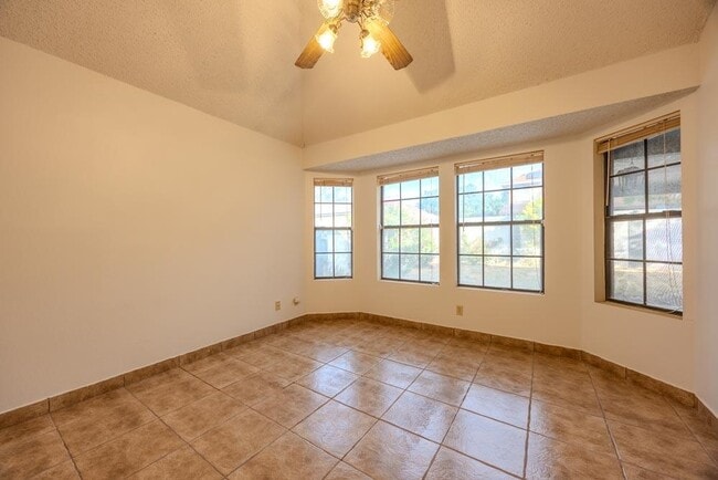 Building Photo - 1425 Longhorn Dr