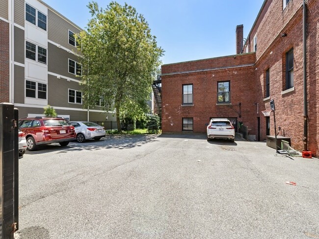 Building Photo - 35 Saratoga St