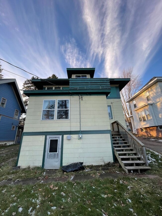 Building Photo - AVAILABLE JUNE - Spacious 6 Bed 1.5 Bath Home near Campus